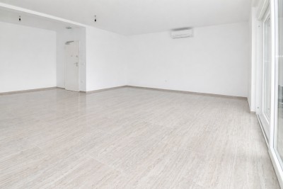 Luksuzan stan u prizemlju s bazenom, 700m od mora i marine 9