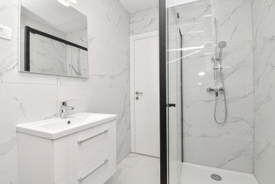 Modernes Apartment im 1. Stock mit zwei Terrassen mit Meerblick, nur 700 m vom Meer und dem Yachthafen entfernt 16