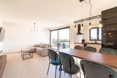 Modernes Apartment mit Whirlpool auf der Terrasse und Meerblick in der Nähe von Poreč