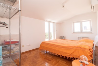 Dvoetažni stan s panoramskim pogledom na more i garažom 21