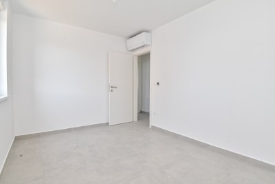 Dvoetažni stan s dvorištem i pogledom na more 18