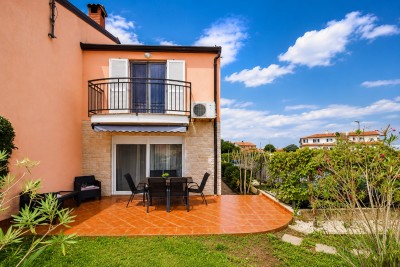 Poreč okolica – krajnja kuća u nizu, vrt i privatnost nadomak mora