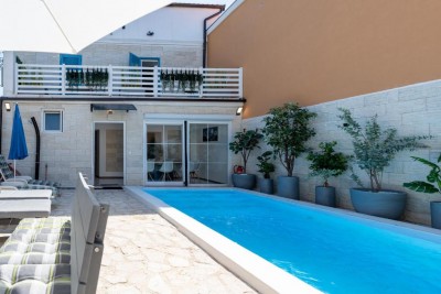 Renovirana kuća s bazenom u mirnom okruženju 3