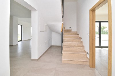 Mediteranska kamena vila s panoramskim pogledom i prostranim dvorištem 13