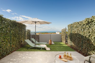 Moderna in opremljena hiša z dvoriščem in pogledom na morje, 900m od plaže