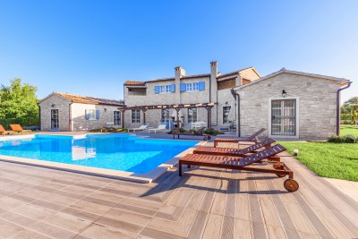 Una villa da favola completamente arredata con un ampio giardino e piscina