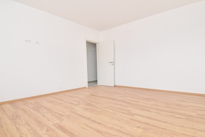 Moderan stan na 1. katu 700m od mora i marine 6