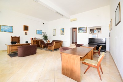 OPPORTUNITÀ! Casa in pietra d'Istria con 2 appartamenti, cortile e vista mare 32