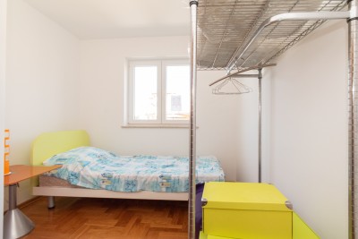 Dvoetažni stan s panoramskim pogledom na more i garažom 15