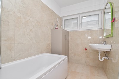 Prostran stan u prizemlju s dvije spavaće sobe i vrtom od 150 m² 16