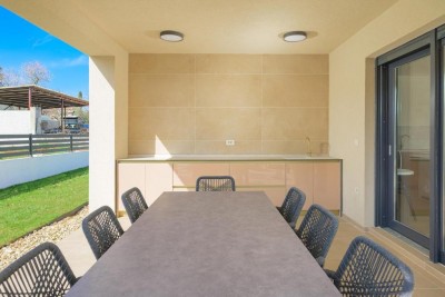 Luksuzna vila s grijanim bazenom, wellness sadržajem i uređenom okućnicom 37