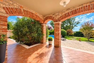 Poreč okolica, predivna kamena vila sa velikim vrtom 6