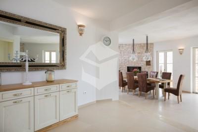A classic beautiful villa with a sea view 6