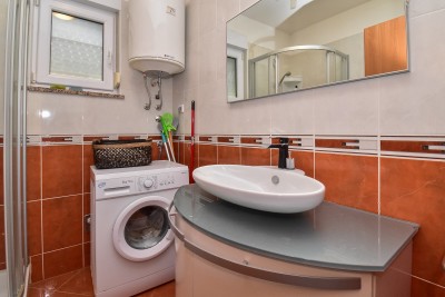 Stan u prizemlju s uređenim vrtom i pogledom na more 22