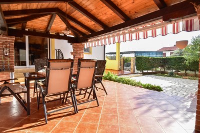 Casa con due appartamenti e un bel curato cortile 38