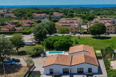 Moderna prizemnica s grijanim bazenom i uređenim dvorištem 39