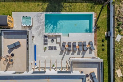 Luksuzna vila s grijanim bazenom, wellness sadržajem i uređenom okućnicom 43