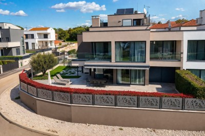 Poreč-Luksuzna vila s pogledom na more500 m od plaže, wellness i rooftop jacuzzi 5