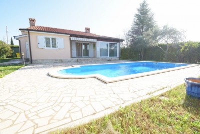 Casa a un piano con piscina e garage 27