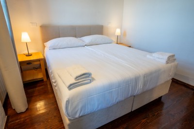 Mediteranska vila s prostranim vrtom i bazenom 32