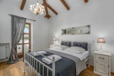 Kamena vila sa bazenom i velikim dvorištem 21