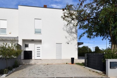 Komplett möbliertes Haus mit Garten in der Nähe von Poreč