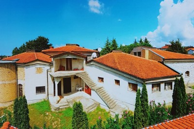 Ein großes Anwesen im Stil eines Schlosses mit viel Potenzial unweit des Zentrums von Poreč - in Gebäude