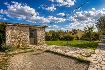 Šarmantna kamena kuća s pomoćnim objektom na prostranom zemljištu 5