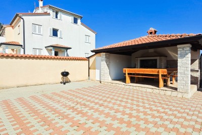 Renovated house with a large yard and 5 furnished apartments not far from Poreč 10