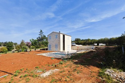 Nenavadna kamnita vila opremljena z dizajnerskim pohištvom na pravljični lokaciji - v fazi gradnje 9