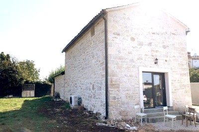 Obnovljena kamnita hiša v mirnem naselju 9