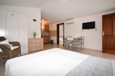 Poreč nei dintorni – ampia casa con 3 appartamenti, grande giardino e potenziale per piscina 31