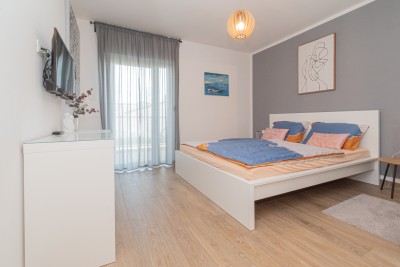Kuća s bazenom, uređenim dvorištem i pogledom na more 36