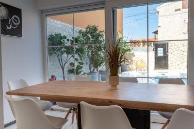 Renovirana kuća s bazenom u mirnom okruženju 4