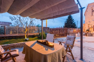 Casa in pietra a schiera con tre appartamenti 9