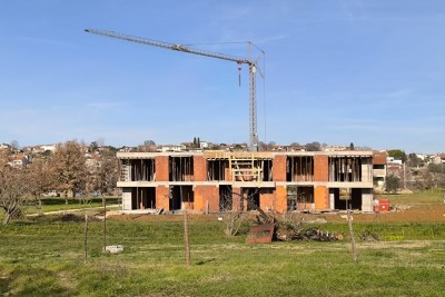 Apartment im 1. Stock mit drei Schlafzimmern, eigenem Garten und Gemeinschaftspool - in Gebäude 2