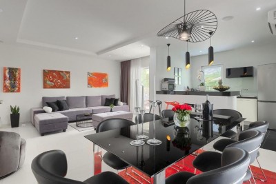 Luksuzna samostojeća vila s bazenom, wellness prostorom i uređenom okućnicom 6