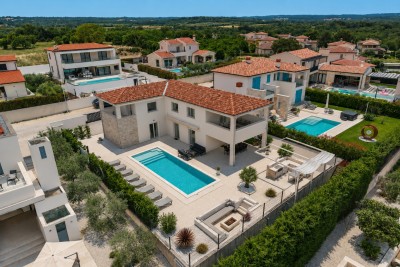 LUXUSVILLA MIT POOL UND MEERBLICK 16