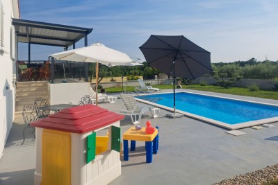 Ekskluzivna kuća na osami s bazenom i prostranom okućnicom 37