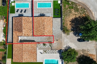 Moderna prizemnica s grijanim bazenom i uređenom okućnicom 30