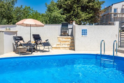 Una nuova casa arredata con piscina in una posizione tranquilla vicino a Parenzo 13