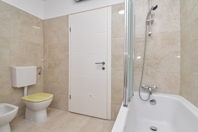 Prostran stan u prizemlju s dvije spavaće sobe i vrtom od 150 m² 17