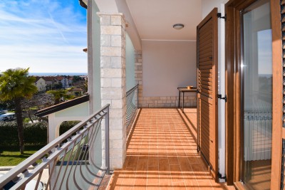 An apartment with a terrace and a view of the sea near the center in a sought-after location 10