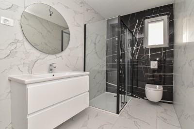 Luksuzan stan u prizemlju s bazenom, 700m od mora i marine 13