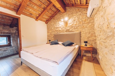 Novigrad okolica, unikatna kamena vila s bazenom 11