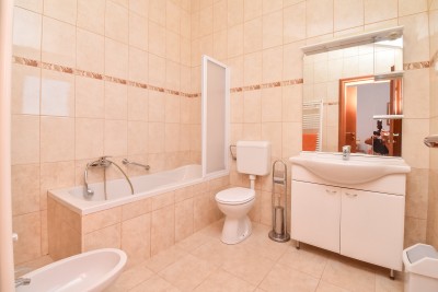 Ekskluziva! Dvojna kuća s bazenom i pogledom na more 22