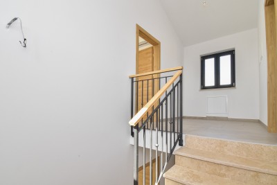 Mediteranska kamena vila s panoramskim pogledom i prostranim dvorištem 21