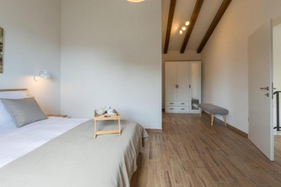 Buje okolica – elegantna kuća s bazenom i panoramskim pogledom 18