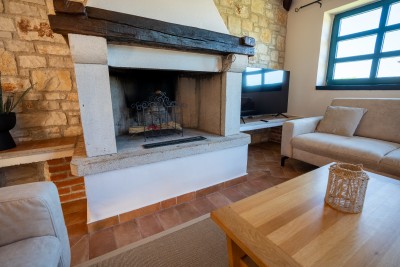Mediteranska vila s prostranim vrtom i bazenom 12