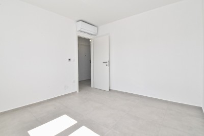 Dvoetažni stan s balkonom i pogledom na more 15